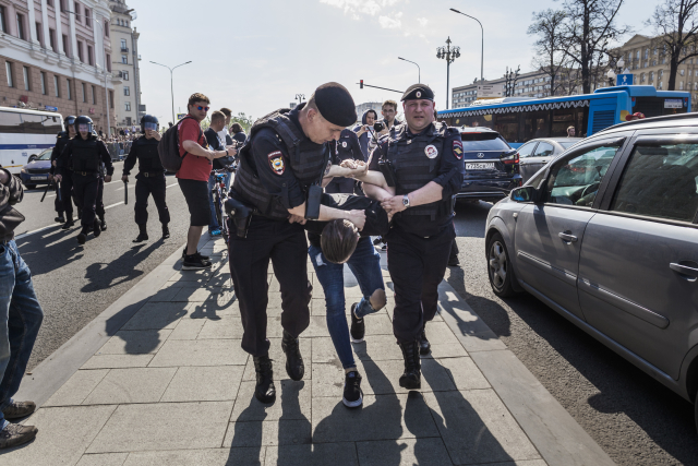 Ruští policisté odvádí muže (ilustrační foto). Ruští policisté odvádí muže (ilustrační foto).