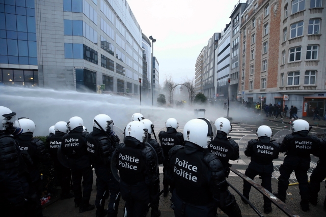 Belgická policie nasadila při protestech v Bruselu slzný plyn i vodní dělo. Belgická policie nasadila při protestech v Bruselu slzný plyn i vodní dělo.