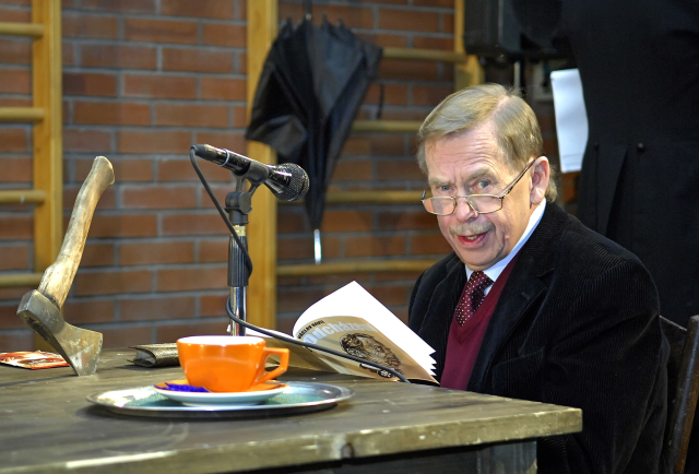 Václav Havel v Divadle Husa na provázku během zkoušky jeho hry Odcházení, 2008.