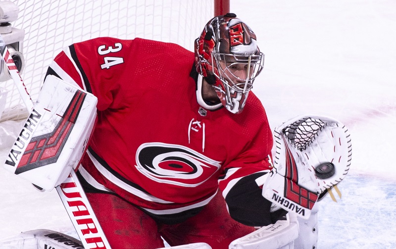 Brankář Petr Mrázek vychytal první čisté konto v této sezoně NHL. Brankář Petr Mrázek vychytal první čisté konto v této sezoně NHL.