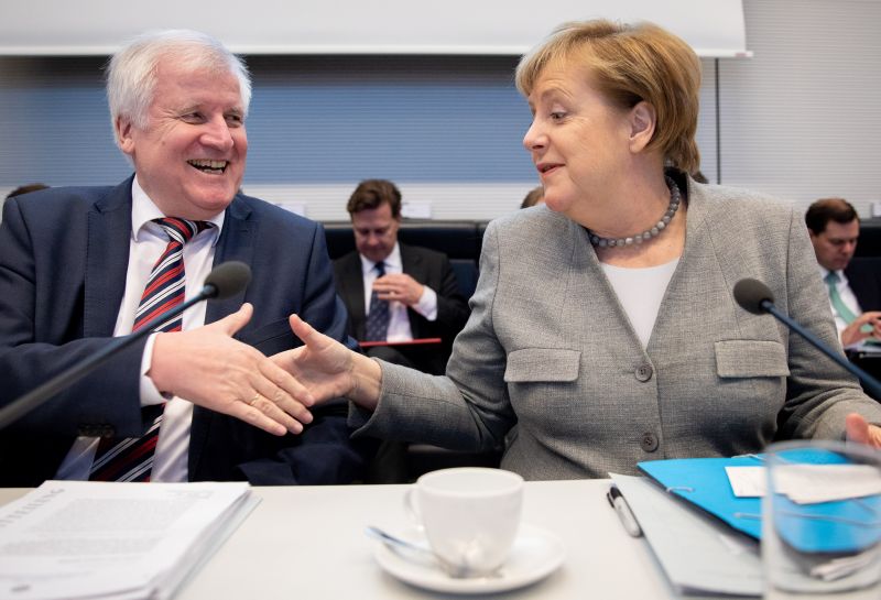 Německý ministr vnitra Horst Seehofer a kancléřka Angela Merkelová.