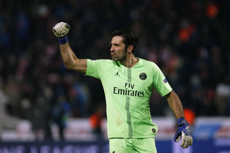 Gianluigi Buffon v dresu PSG vyrukuje na Old Trafford proti Manchesteru. Gianluigi Buffon v dresu PSG vyrukuje na Old Trafford proti Manchesteru.