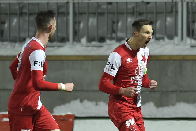 Milan Škoda po gólu z penalty do sítě Jablonce.