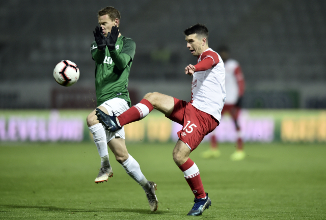 Jan Chramosta (v zeleném) atakuje slávistu Kúdelu.