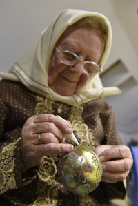 Dvaaosmdesátiletá malérečka Marie Švirgová.