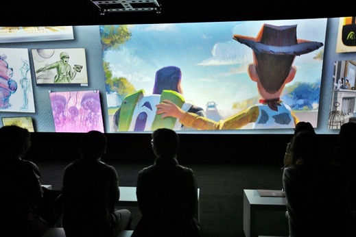 Uprostřed je obraz z pohádky Toy Story: Příběh hraček.