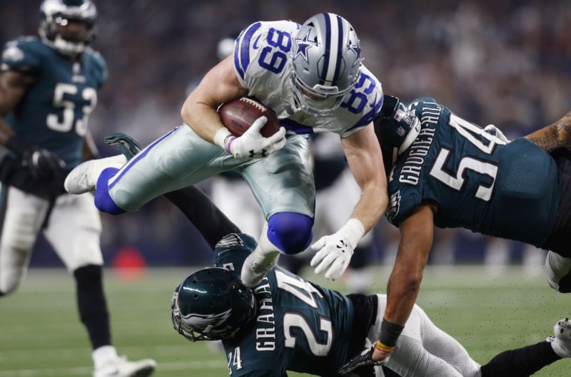 Útočník Dallasu Blake Jarwin (v bílomodrém) se snaží dostat skrz obranu Philadelphie. 