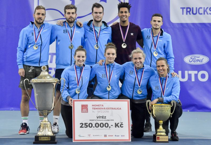 Tenisté I. ČLTK pózují s pohárem a šekem pro vítěze.