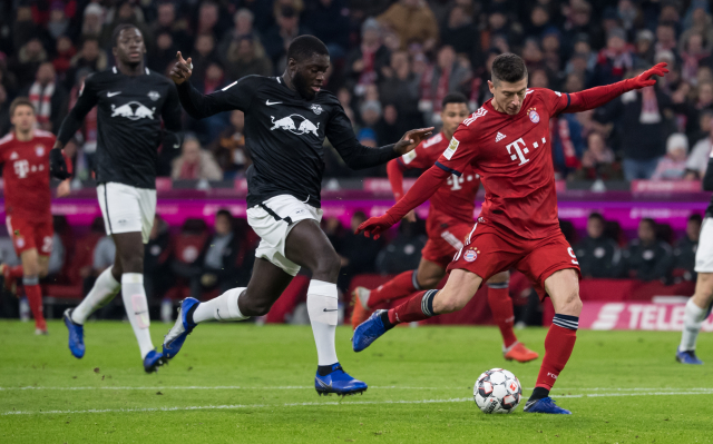 Robert Lewandowski při snaze ohrozit branku Lipska. Robert Lewandowski při snaze ohrozit branku Lipska.