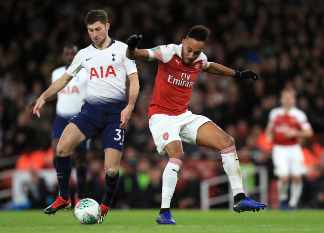 Ben Davies (vlevo) si brání míč před Aubameyangem z Arsenalu. Ben Davies (vlevo) si brání míč před Aubameyangem z Arsenalu.