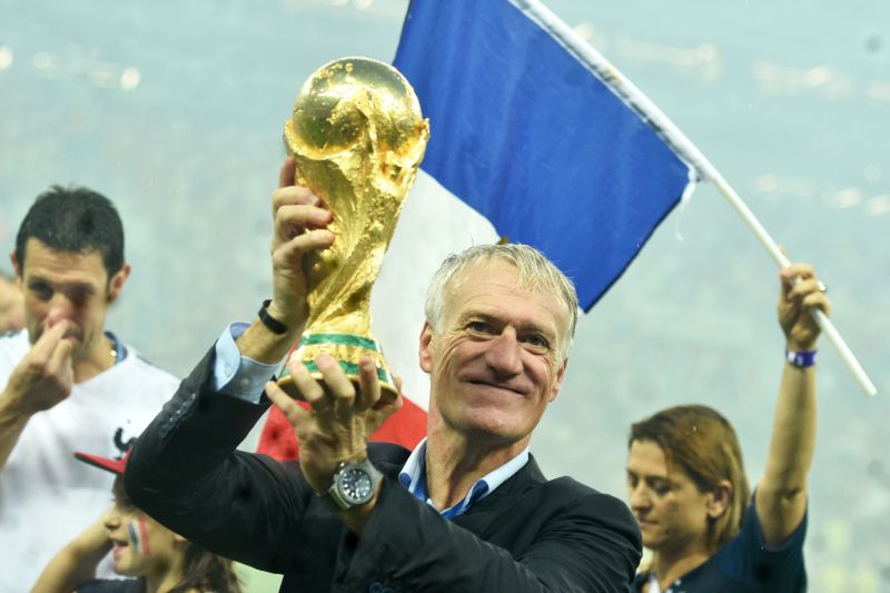Trenér fotbalistů Francie Didier Deschamps s trofejí pro mistra světa.