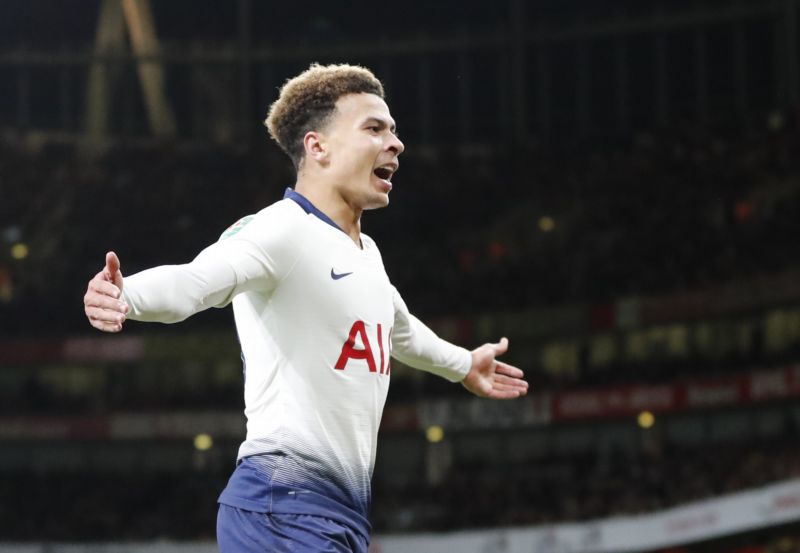 Dele Alli dostal lahví od fanouška Arsenalu, toho nyní hledá policie.