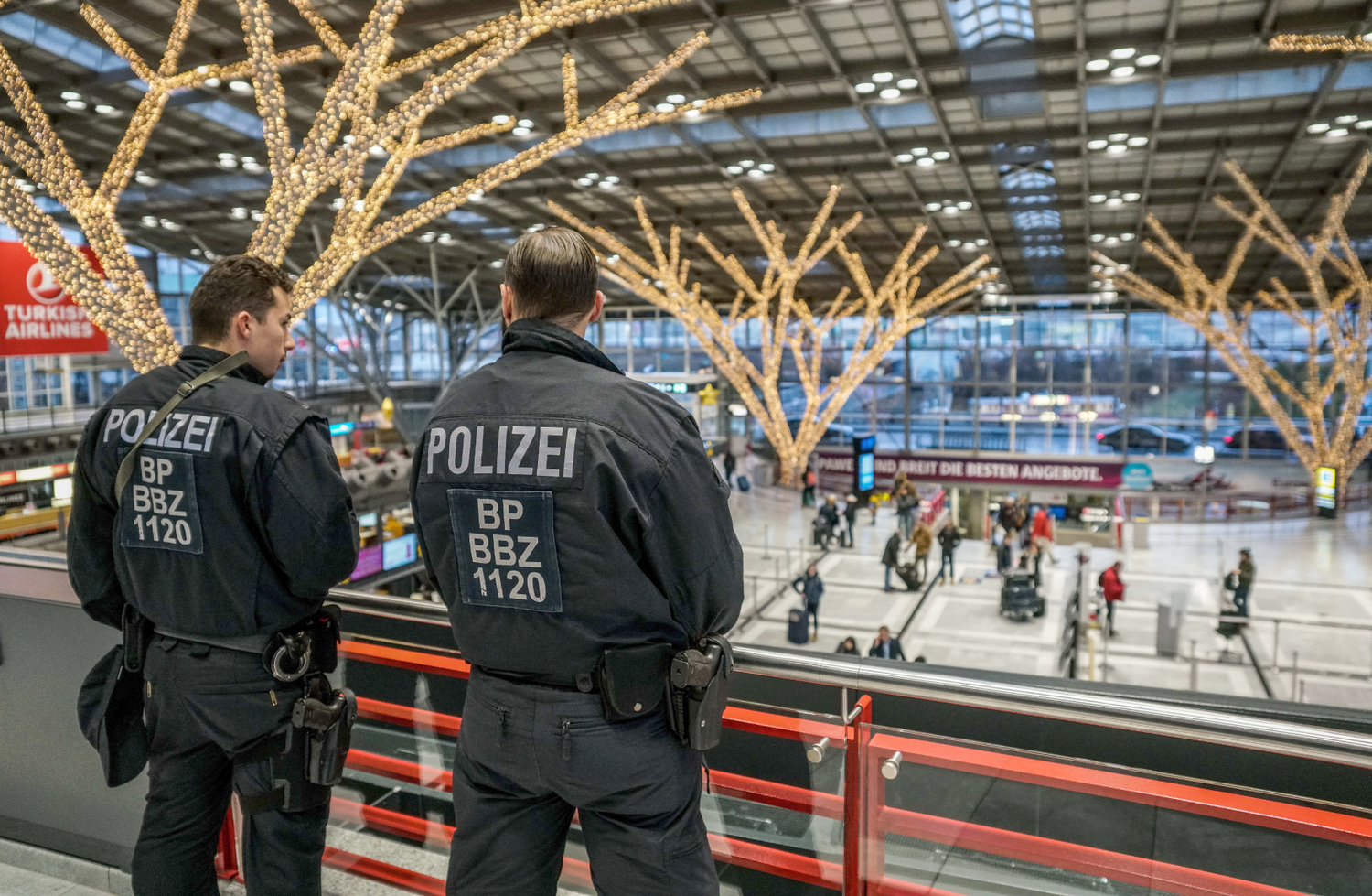 Policisté na letišti ve Stuttgartu. 