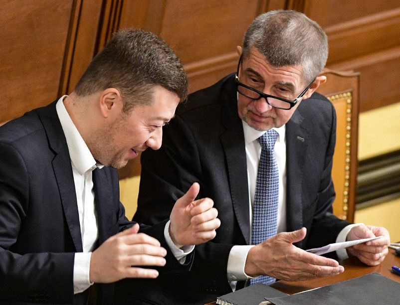 Lídr SPD Tomio Okamura (vlevo) a lídr ANO Andrej Babiš.