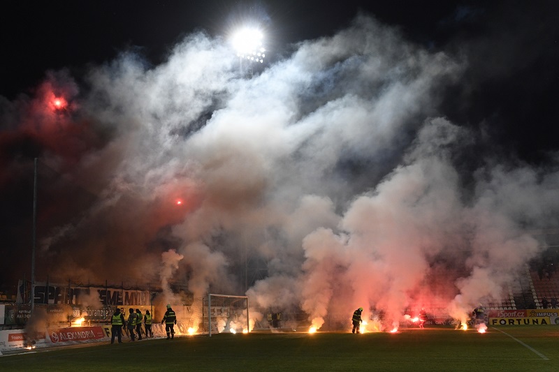 Řádění fanoušků fotbalové Sparty v zápase proti Příbrami. Řádění fanoušků fotbalové Sparty v zápase proti Příbrami.