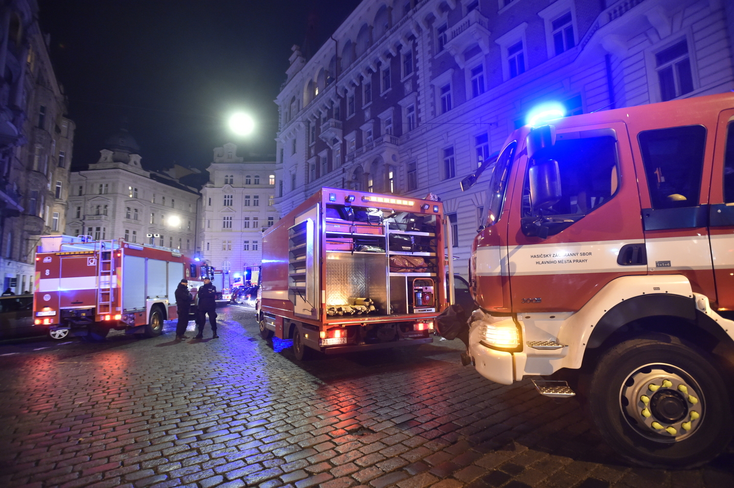 Hasiči při požáru v hotelu Eurostars v Náplavní ulici v Praze.