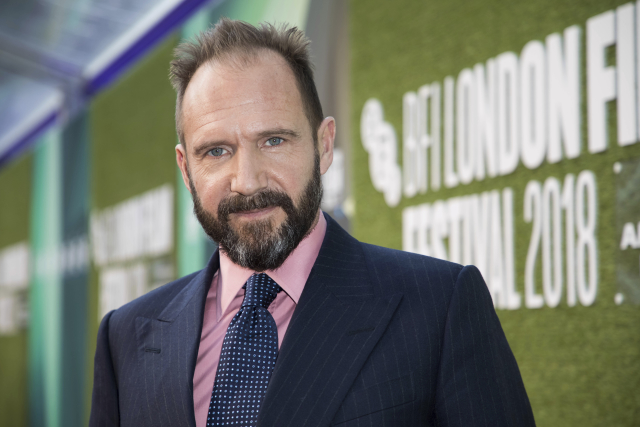 Ralph Fiennes slaví 56 let.