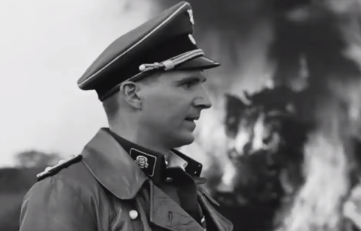 Ve válečném dramatu Schindlerův seznam.
