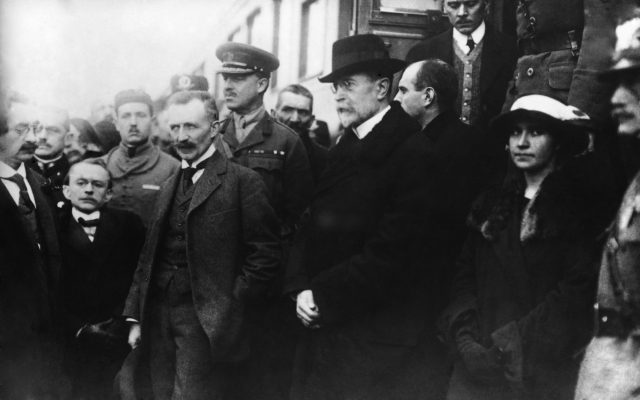 Návrat prezidenta Tomáše Garrigua Masaryka, do vlasti - po příjezdu do Prahy na Wilsonově nádraží 21.12.1918 Na sn. vpravo dcera Olga, a za TGM je syn Jan, a vlevo je Václav Jaroslav Klofáč.
