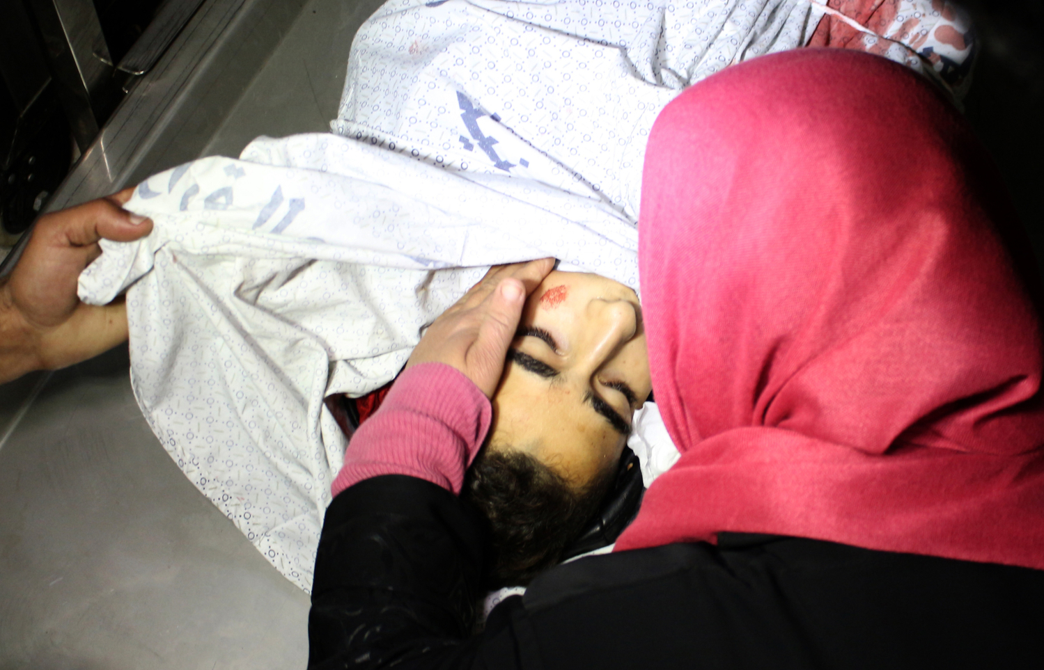 Příbuzná u zastřeleného palestinského mladíka. Příbuzná u zastřeleného palestinského mladíka.