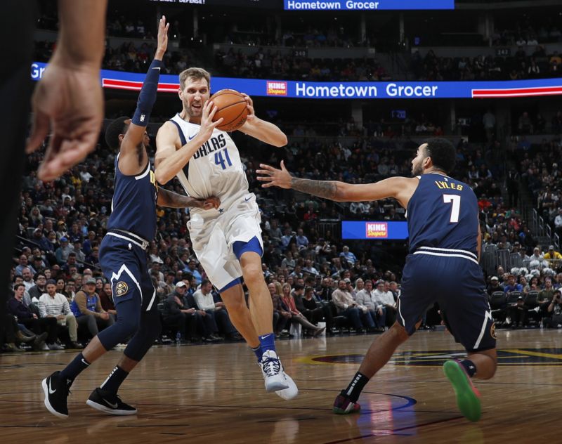 Dirk Nowitzki (v bílém) v zápase na palubovce Denveru.