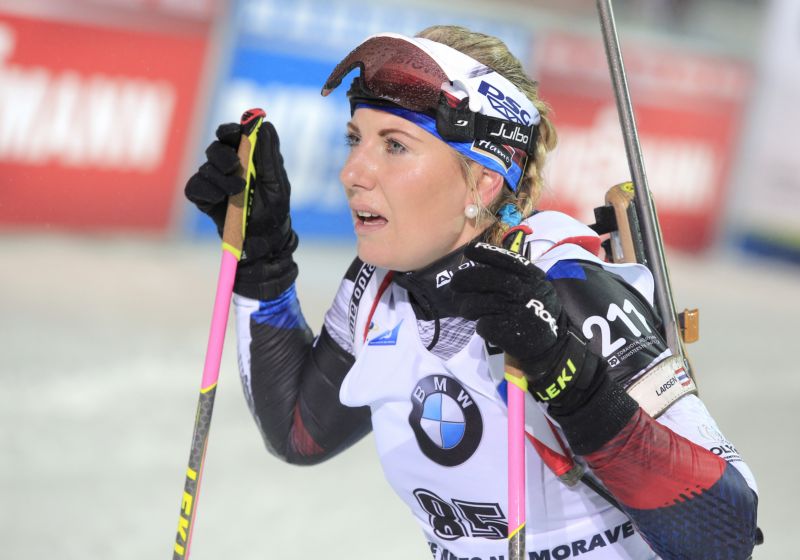 Biatlonistka Lucie Charvátová v cíli závodu Světového poháru v Novém Městě na Moravě.