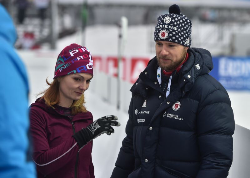 Olympijští vítězové ve sportovní střelbě a manželé Kateřina (vlevo) a Matt (vpravo) Emmonsovi v dějišti Světového poháru v biatlonu v Novém Městě na Moravě.