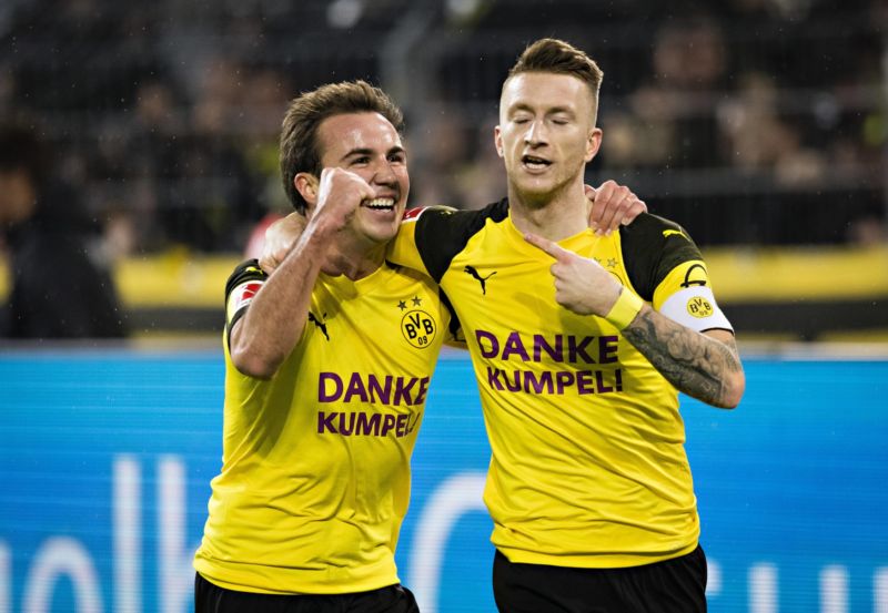 Mario Götze (vlevo) a Marco Reus z Dortmundu oslavují gól v zápase s Mönchengladbachem. Mario Götze (vlevo) a Marco Reus z Dortmundu oslavují gól v zápase s Mönchengladbachem.