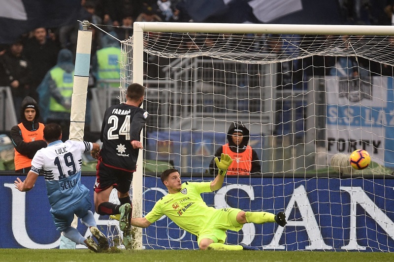 Fotbalisté Lazia Řím porazili v 17. kole italské ligy na svém hřišti 3:1 Cagliari. Fotbalisté Lazia Řím porazili v 17. kole italské ligy na svém hřišti 3:1 Cagliari.