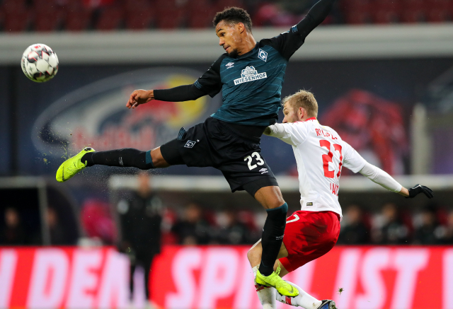 Theodor Gebre Selassie se snaží ve výskoku zpracovat míč.