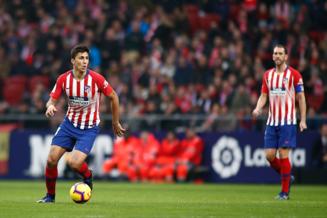 Hráč Atlética Madrid Rodrgo u míče.
