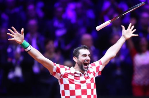 Chorvat Marin Čilič se raduje poté, co pomohl své zemi podruhé v historii vyhrát legendární Davis Cup. K zisku salátové mísy vedla cesta přes finálovou výhru 3:1 nad Francií. Foto: ČTK/PA/Sanjin Strukic/PIXSELL.  