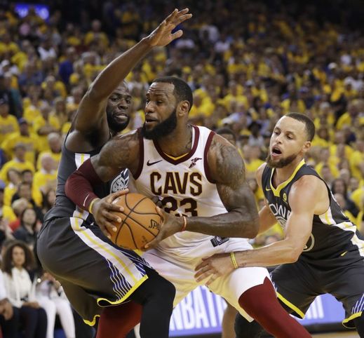 Finále NBA jasně ovládl suverén posledních let Golden State Warriors. V závěrečné sérii si jasně poradil 4:0 na zápasy s Clevelandem, jemuž nepomohl ani hvězdný LeBron James (uprostřed). Foto: ČTK/AP/Marcio Jose Sanchez.