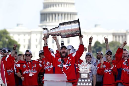 Kapitán Alexander Ovečkin (uprostřed) dovedl hokejisty Washingtonu Capitals k historicky prvnímu Stanley Cupu. Zisk trofeje slavili po finálové výhře 4:1 na zápasy nad překvapením nově vzniklého týmu z Vegas Golden Knights. Foto: ČTK/AP/Jacquelyn Martin.