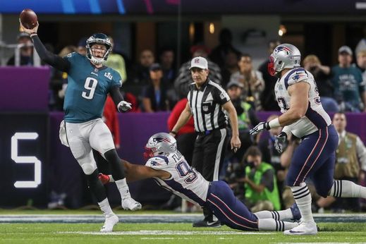 Hráči Philadelphia Eagles poprvé vyhráli Super Bowl. Ve finále zámořské ligy amerického fotbalu NFL porazili 41:33 obhájce trofeje New England Patriots, kteří usilovali o šestý titul. Zasloužil se o to zejména původně náhradní quarterback Nick Foles (foto), který se třemi hozenými touchdowny vyrovnal hvězdě soupeře Tomu Bradymu a získal ocenění pro nejužitečnějšího hráče.