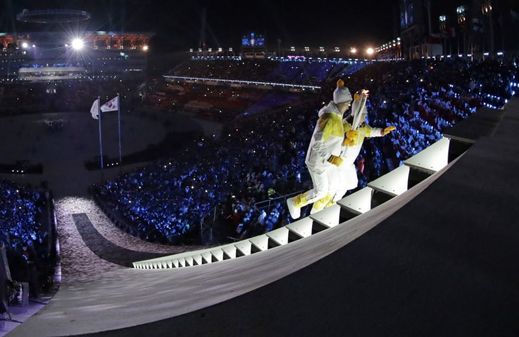 Úvod roku patřil 23. zimním olympijským hrám, které hostil jihokorejský Pchjongčchang. Čeští sportovci získali dohromady sedm medailí - dvakrát zlato, dvakrát stříbro a třikrát bronz.