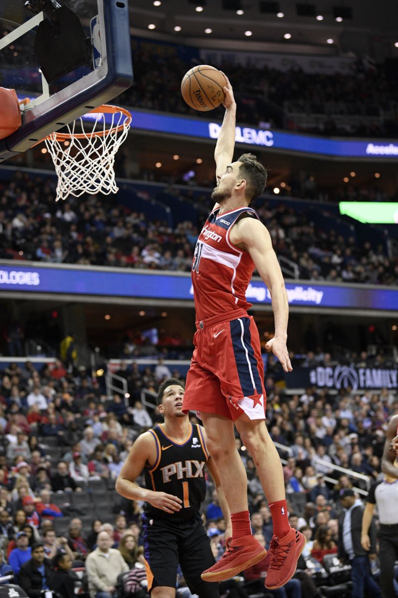 Basketbalista Washingtonu Tomáš Satoranský smečuje do koše v zápase proti Phoenixu.