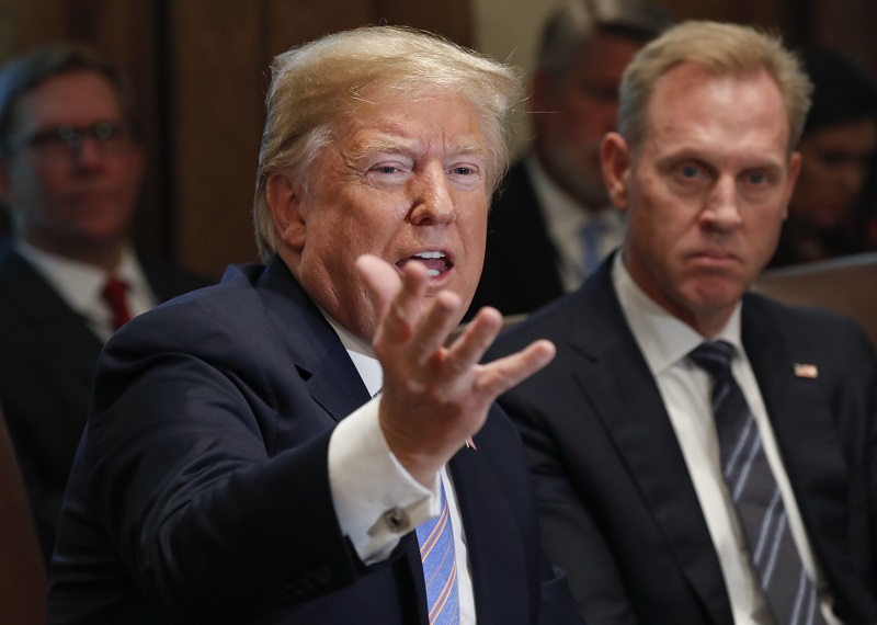 Donald Trump jmenoval nového ministra obrany, kterým bude v pozadí sedící Patrick Shanahan.
