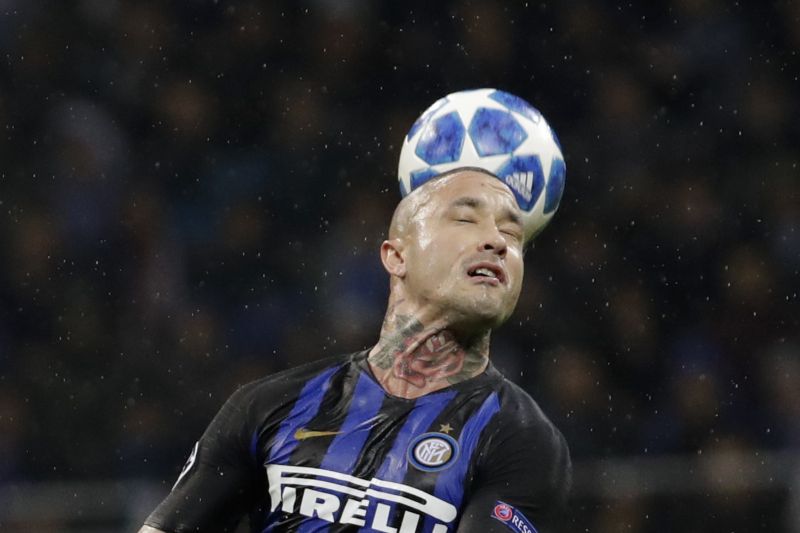 Fotbalista Interu Milán Radja Nainggolan hlavičkuje v zápase Ligy mistrů proti Barceloně.