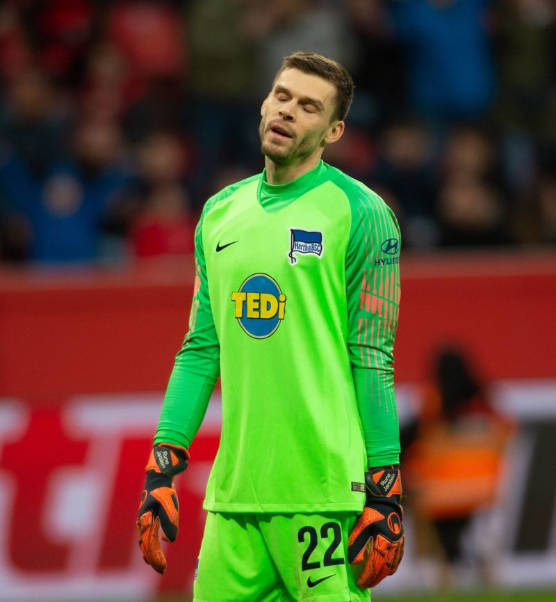 Nešťastný brankář Rune Jarstein v zápase Leverkusen-Hertha Berlín.