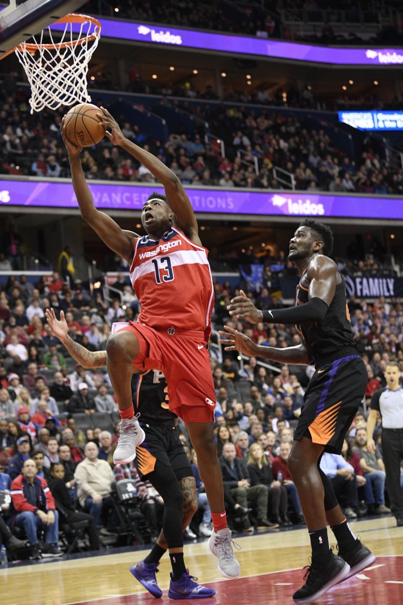 Thomas Bryant smečuje do koše při svém životním zápase.