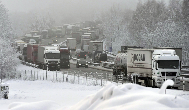 Sníh letos překvapil hlavně řidiče na dálnici D1.