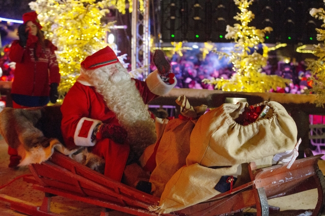 Santa Claus a jeho sobí spřežení vyrazili na vánoční misi do Laponska.