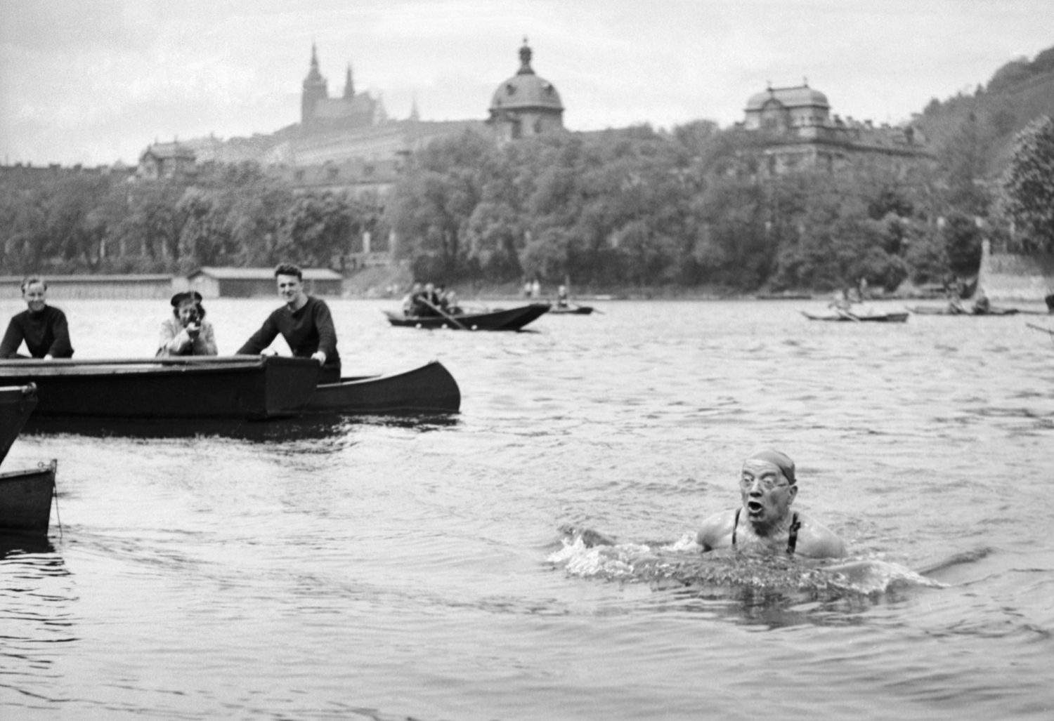 Závod 'Napříč Vltavou' v roce 1938. 
