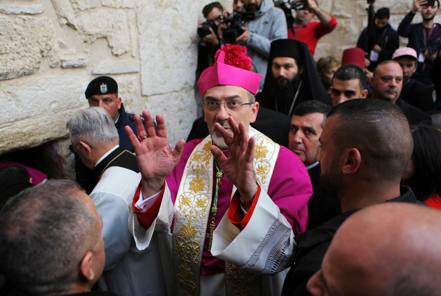 Římskokatolický administrátor jeruzalémského patriarchátu Pierbattista Pizzaballa (uprostřed). 