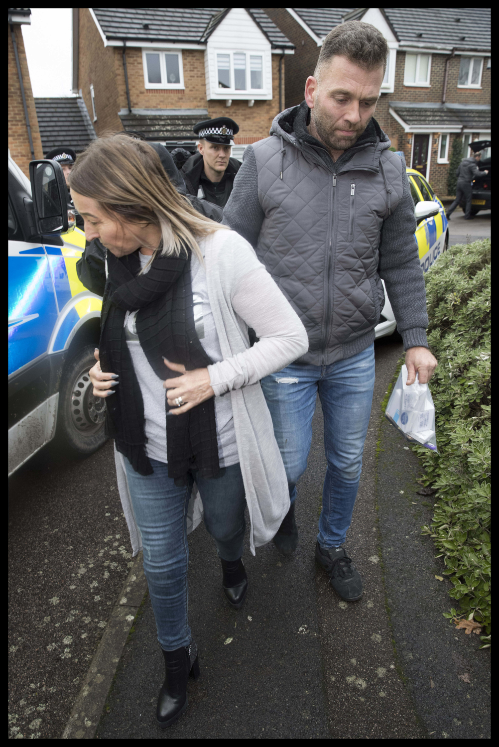 Britský pár, který policie krátce zadržela v souvislosti s incidentem kolem dronů na jihoanglickém letišti Gatwick.