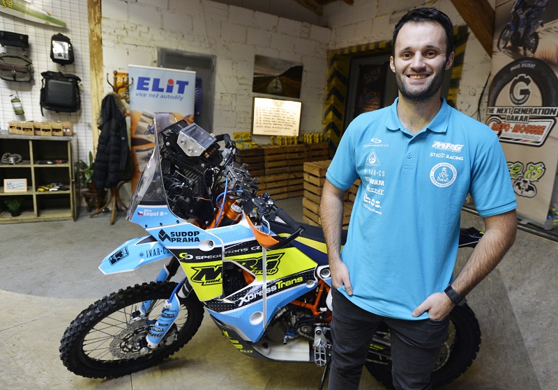 Na minulém ročníku Rallye Dakar zastavila českého motocyklistu Milana Engla vážná nehoda, jejíž následky řešil ještě v polovině roku, přesto opět nebude v lednu chybět na startu legendárního závodu. Na minulém ročníku Rallye Dakar zastavila českého motocyklistu Milana Engla vážná nehoda, jejíž následky řešil ještě v polovině roku, přesto opět nebude v lednu chybět na startu legendárního závodu.