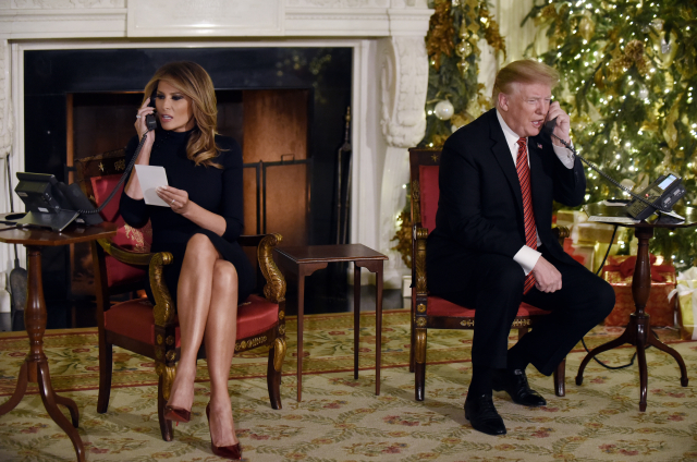 Snímek Donalda Trumpa a jeho manželky Melanie, na kterém vyřizují tradiční vánoční telefonáty.