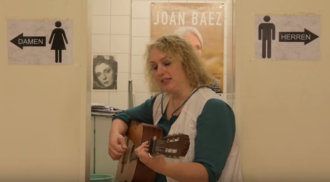 Stefanie Ansul-Weissnerová a její kytarové vystoupení na toaletách.