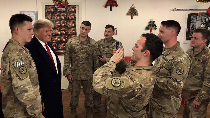 Prezident USA Donald Trump při návštěvě amerických vojáků na základně Al Anbar.